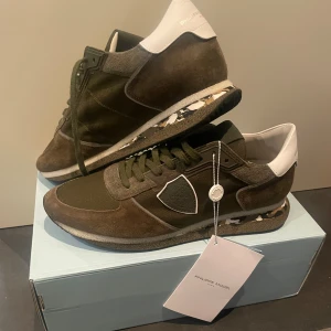 Philippe model trainers! Storlek 43 - Helt nya Philippe model trainers i färgen kaki!  Storlek 43, låda medföljer!  Tveka inte att göra av dig vid funderingar :)) 