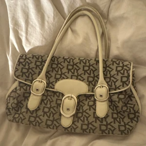 Jättefin vintage dkny väska🤍 - Såå fin vintage dkny väska. Köpt på secondhand och säljer nu eftersom jag har för många!! Superfin och perfekt med utrymme. Endast använd några fåtals gånger och ser ny ut🫶🏻 Mått: längd: 24cm bredd: 35cm🤍