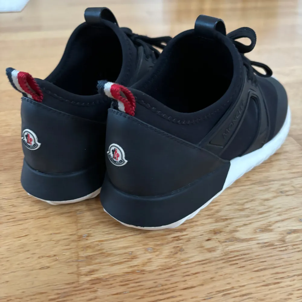 Jättefina moncler ”Emilia” sneakers i storlek 38,5. Använda några gånger under hösten 2022 och sen dess har de stått i garderoben. Fint skick!  Nypris ca. 4300kr kvitto finns. Skor.