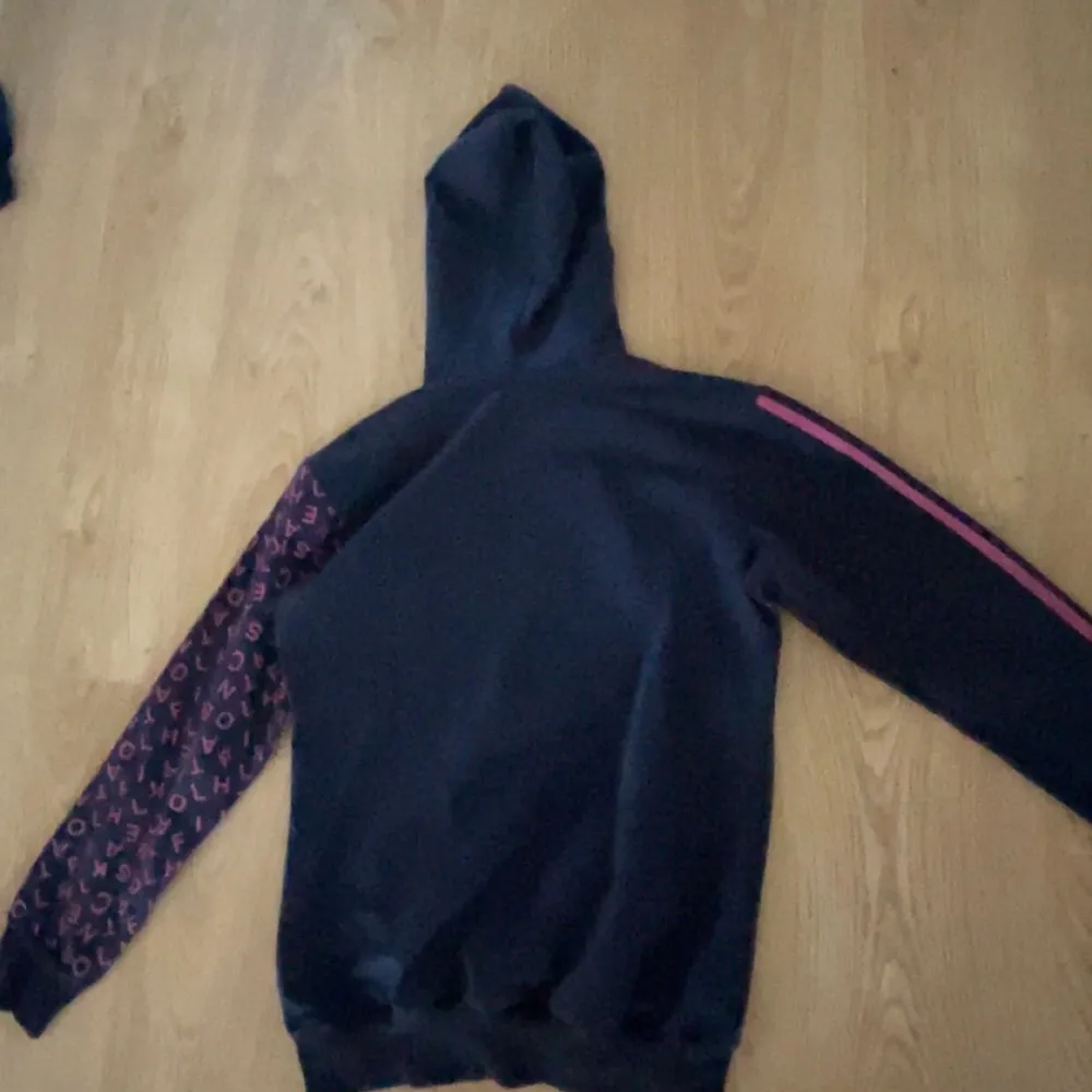 Säljer en snygg svart hoodie samt byxor från Puma med rosa detaljer. Den har ett stort Puma-tryck på framsidan och baksida. Helt nytt skick, kan mötas upp. Sjukt bra pris!!! Fint för barnen eller för tonåringen(:. Neuletakit & Villapaidat.