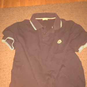 Moncler piké  - Ett av ett Moncler pike, storlek L oanvänd och sitter bra.