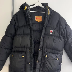 Fjällräven jacka  - Säljer min svarta fjällräven jacka! I storlek xss men upplevs som storlek S💓inga skador på jackan!