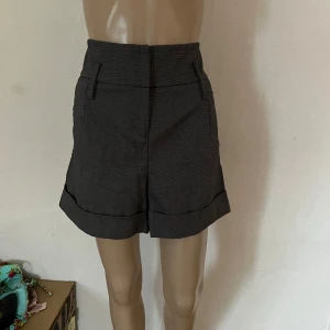 Retro vintage 50-tal 60-tal shorts hög midja rockabilly - Har använt en säkerhetsnål på bilderna för att shortsen är för stor för min docka och måtten på bild är de mått ni ska kika på ☺️ Inget att anmärka på!