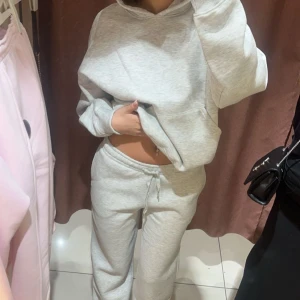 Mjukis set från gina tricot - Säljer detta fina mjukisset från ginatricot. Hoodien är i xs och kostade 359kr och byxorna är i storlek xxs och kostade 299kr. Skulle säga att byxorna är i storlek xs för uppfattade dom stora i storleken. Är 163/164 cm lång. Nypris 670kr💕💕