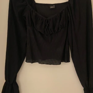 Cute top - En super fin och skön topp, perfekt för utgång, fest osv💗använd några gånger men fortfarande fint skick. Enda defekten är på insidan och syns knappt (se bild 4). Nypris: 699kr. Kolla gärna in min profil för annat fint!🫶🏼Vid mer info hör gärna av dig🩷