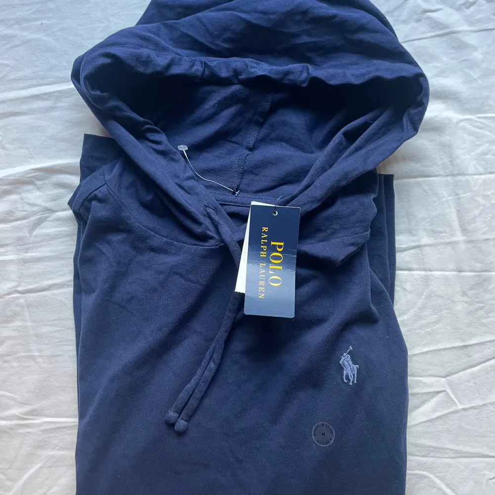 Tjena, säljer en helt ny Ralph Lauren hoodie i färgen mörkblå med ljusblå logga. Storlek M men passar S. Hör av dig vid frågor, priset är inte hugget i sten!. Hoodies.