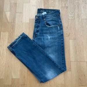 Jeans  - Skitsnygga G- star raw byxor i mörkblå färg. Vintage   W 32 L 32 Längd 102 Cm  Skrev 26 cm  Midja 40 cm  Lår bredd 28 cm 