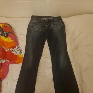 Evisu jeans bootcut - Jeansen är i storlek W26-7 och är i bootcut. Säljer eftersom att den blev för liten på mig.