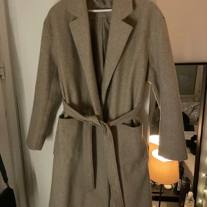 Jätte fin kappa - Säljer min kappa då den är lite för stor, det är iprincip helt oanvänd och är i jätte fint skicka! Storlek 34! Jätte fin nu till hösten💕