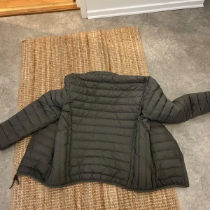 Parajumper  - Säljer min parajumper jacka då jag inte använder den så mycket den är i bra skick,  har inte använt den så mycket storlek L passar small 