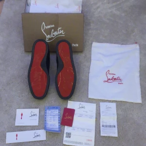 Loubs - Tja, säljer mina loubutins för jag behöver pengar. Skick är 9/10 och har varit använda i 1 timme ungefär. KVITTO FINNS! Hör av er om det är något ni undrar över.  Kan frakta eller mötas upp beroende på vart. Mvh FHLN_SHOP.