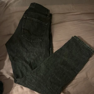 Svarta jack n jones jeans - Säljer ett par svarta jack n Jones jeans i okej skick och ganska använda i storlek W28 L32