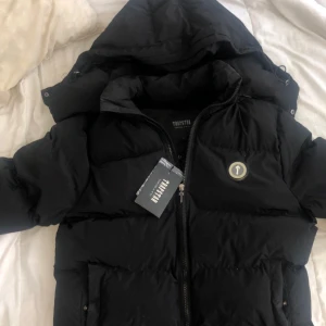 Trapstar jacka  - Nästan Oanvänd jacka har haft den på mig 1 gång men köpte ny för den var lite stor för mig, Storlek L passar även M. Pris kan diskuteras!!