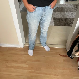 Ljusblå jeans - Säljer ett par ljusblå jeans från 157 i modellen New Classic. De har en normal passform och är perfekta för vardagsbruk. Jeansen har en klassisk femficksdesign och stängs med knapp och dragkedja. Perfekta för både vår och vinter!😊