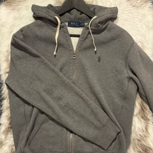 Ralph Lauren zip hoodie - Hej säljer nu min fina Ralph Lauren zip hoodie i storlek M. Den är i nyskick och kommer vara otroligt snygg i höst/vinter. Nypris cirka 2300kr! Vi kommer att sälja liknande produkter nu närmare vinter så glöm inte följa profilen!🌊🍾