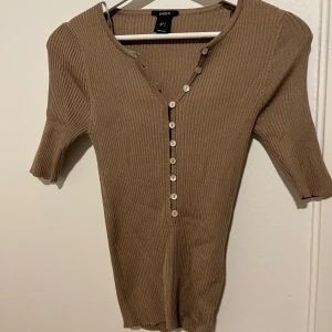 Brun topp - Säljer denna bruna topp med knappar, aldrig använd.  Pris kan diskuteras🤎