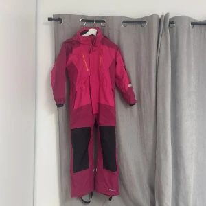 Skid overall  - Jag säljer denna fina skidoverall som passar mig som är XS och är 157. Passar väldigt bra för att åka skidor🩷❄️den är väldigt varm på vintern speciellt när man ska åka skidor.Den har egen luva även 😊hör av er vid flera frågor. 