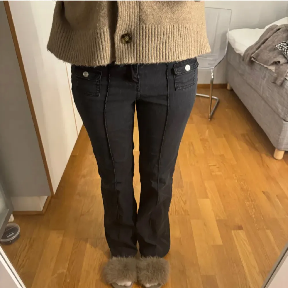 super snyggaaa jeans från hm, bra skick. Köpta här på Plick, men säljer då jag inte passade i dom (lånade bilder)❣️🍁(pris går absolut att diskutera). Jeans & Byxor.