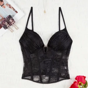 Spets topp - Säljer denna spets topp. Oanvänd. Säljer för den var för liten.