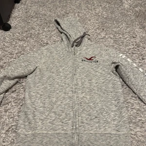 Hollister tröja - Säljer min tröja  då jag inte använder dem längre, tröjan är i fin skick finns inga skador eller fläckar