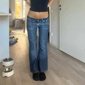 Lågmidjade bootcut jeans  - Lågmidjade bootcut jeans. Midjemått 37 cm, innerbenslängd 72 cm. Köp via köp nu❤️‍🔥