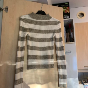 Stickad randig tröja  - Säljer min stickade tröja från H&M då jag växt ur den nu. 