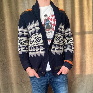 Cardigan  - Tja! Säljer denna unika cardigan! Den saknar en del knappar och några lösa trådar, därav priset! Vid minsta fråga eller fundering hör av er 🤝