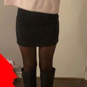 Minikjol - Svart low waist minikjol från NA-KD i storlek 34