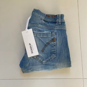 Dondup George Jeans  - Säljer nu dessa riktigt snygga dom George Jeans som passar året runt till allt, slitningar i design, skriv för fler bilder/frågor🙌🏼