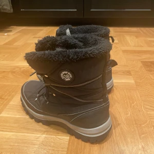 Vinterskor  - Välldigt bra skick, säljs pågrund av att jag har växt ur dom.  Storlek 39, Märke Exani