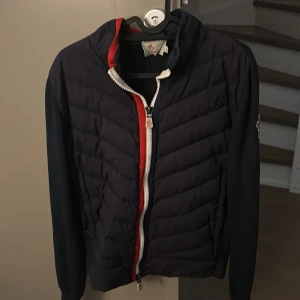 Moncler Grenoble Csrdigan - Moncler Cardigan, perfekt för kyligt väder, inte för extrem kyla, men lagom. Knappast använd 9/10 Skick Tight fit, ingen retur  Vid snabb affär kan pris sänkas!