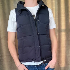 Väst - Tjena! Säljer denna dunväst som är perfekt nu till hösten! Storleken är M men sitter som S! Vid minsta fråga eller fundering hör av er🤝