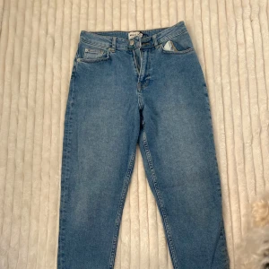 Jeans - Na-kd jeans. Aldrig använda! Skulle just du vela se en bild på hur dem sitter på så kan ni alltid höra av er så kan vi fixa!!