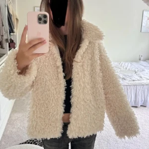 Höst jacka  - Fluffig jacka perfekt till hösten, köpte förra året och har aldrig använt. 