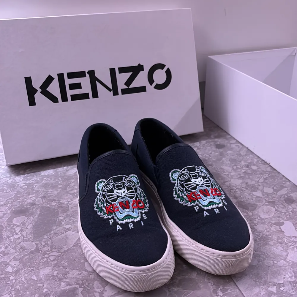 Kenzo slip on i stl 41 Färgen Navy/Black Nypris cirka €190 Endast använt dom ett få tal gånger men har märkt att dom är för små för mig.. Skor.