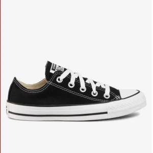 Svarta Converse  - Säljer mina svarta Converse skor då jag köpt andra. De är andvönda men riktigt tvättade nu. Dock har de 2 hål som de sista 3 bilderna visar. Ingen som jag känner eller märker av. Nya kostar 750, eftersom att de har lite defekter så säljer jag för 210