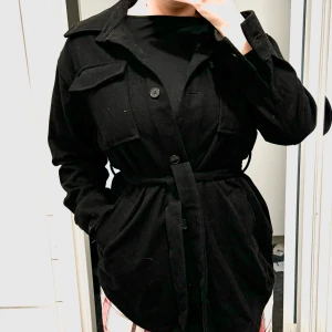 Kappa  - Säljer denna korta kappan från Bikbok. Inte mycket använd men inköpt för några år sedan, har bara hängt i garderoben!