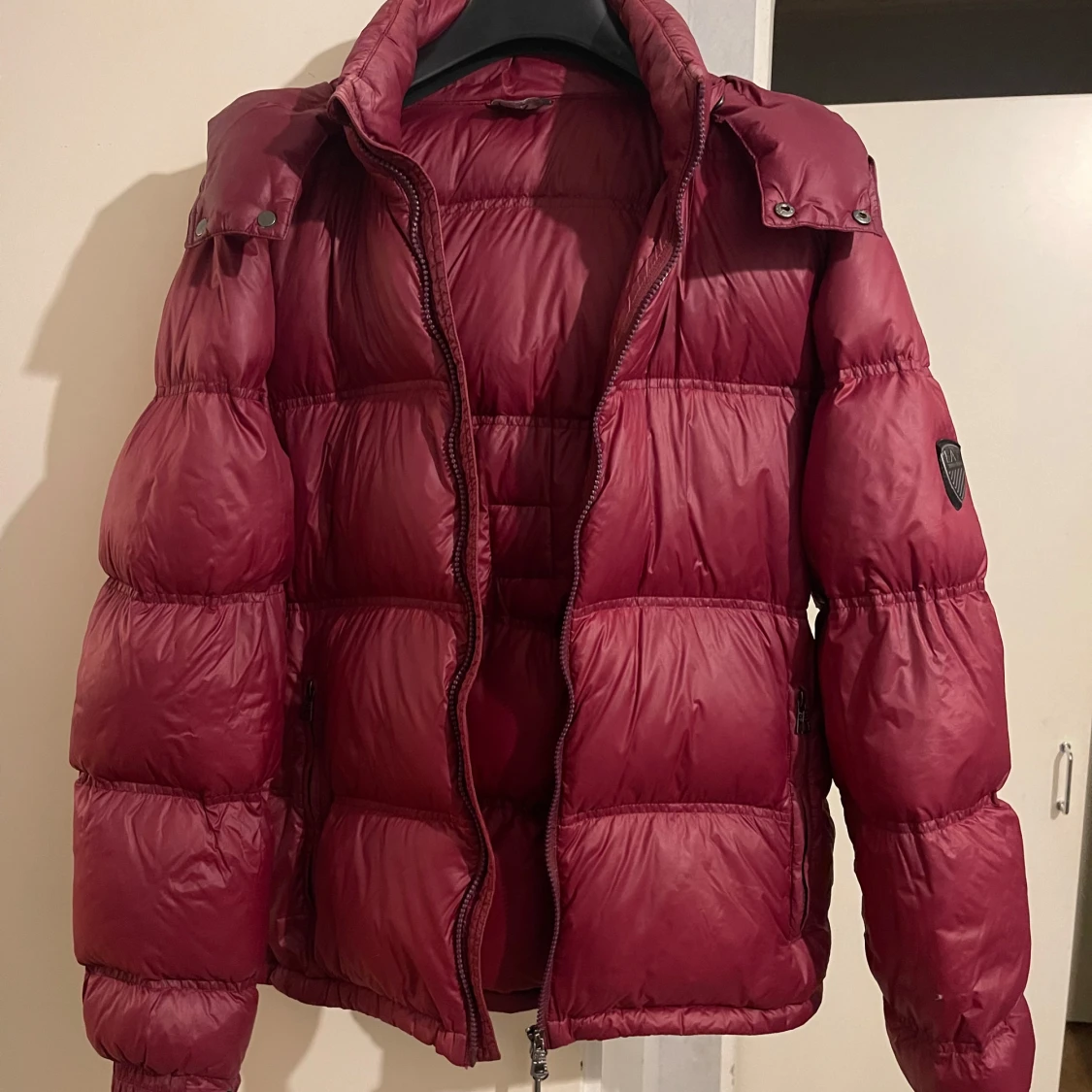 Röd pufferjacka