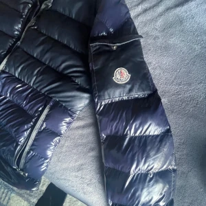 Moncler jacka  - Säljer min moncler jacka, den är riktigt snyggt, äkta men priset är låg har tappat bort kvittot och den har lite tecken på näst sista bilden men man märker inget, den passar perfekt nu på vinter, priset kan diskuteras💯