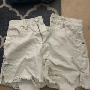 Vita jeans shorts  - använda flera ggr men inga större fel på dom då dom har varit bra omhändertagna! Ganska stora i storleken och sitter ganska ”pösigt” men annars super fina!! Från new yorker
