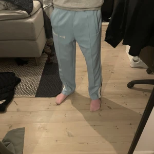 Palm angels byxor  - Säljer dessa as feta Palm angels byxor, de är storlek M 175-185cm och skick 8/10 de är lite använda.