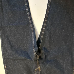 Mörkblå jeans - Säljer ett par snygga mörkblå jeans i klassisk stil från h&m. De har en rak passform och är tillverkade i slitstarkt denimtyg. Perfekta för både vardag och fest!
