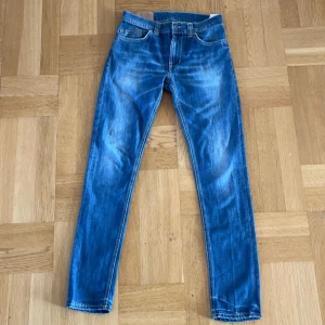 Dondup jeans - Hej! Säljer nu ett par fräscha dondup jeans i storlek 31. Dom är i bra skick inga defekter eller liknande. Vid frågor och funderingar är det bara att höra av sig.