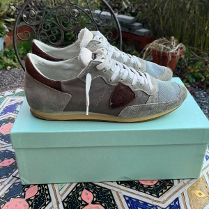 Philippe model trpz - Hej! Säljer nu ett par riktigt feta Philippe model skor perfekte till hösten. Dom är i bra skick men har tecken på användningen. Dom är i storlek 40 men är lite stora i storleken, skulle säga att dom passar 41. Vid frågor är det bara att höra av sig 