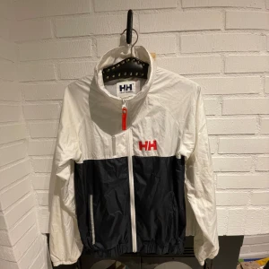 helly hansen jacka - skicket är väldigt bra,använd kanske 5 gånger