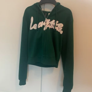 Grön hoodie - Säljer då den inte kommer till användning💚Hoodie med luva och dragkedja! Använd 4-6 ggr, inga defekter. 