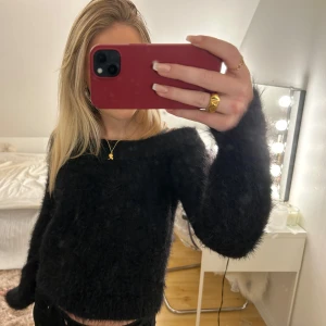 Svart fluffig tröja - Säljer en supermysig svart fluffig tröja som är perfekt för kyliga dagar. Den är off shoulder och fluffig, vilket gör den både bekväm och snygg. Perfekt för höst och vinter! 🖤