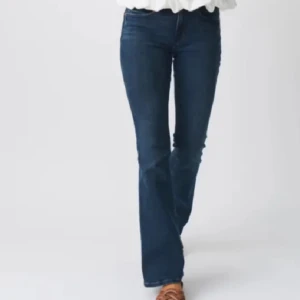Mörkblå bootcut jeans - Säljer ett par snygga mörkblå bootcut jeans. De har en klassisk design med en tight passform upptill och utsvängda ben. Perfekta för både vardag och fest! 🕺