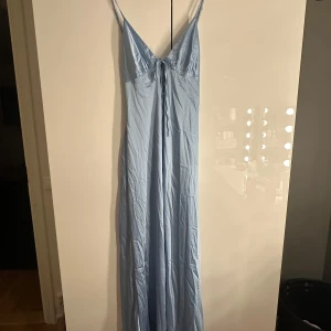 Satin klänning - Jättefin klänning från peppermayo. Säljer pga köpte fler storlekar. Aldrig använd o kommer i sin orginalförpackning. Storlek AU 12. 