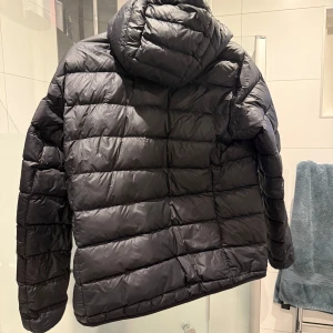 Peak Permonace Jacka herr Storlek M  - Säljer en fin peak performance jacka i storlek M. Har gjort en lagning på armen men de läggs knappt märke till 